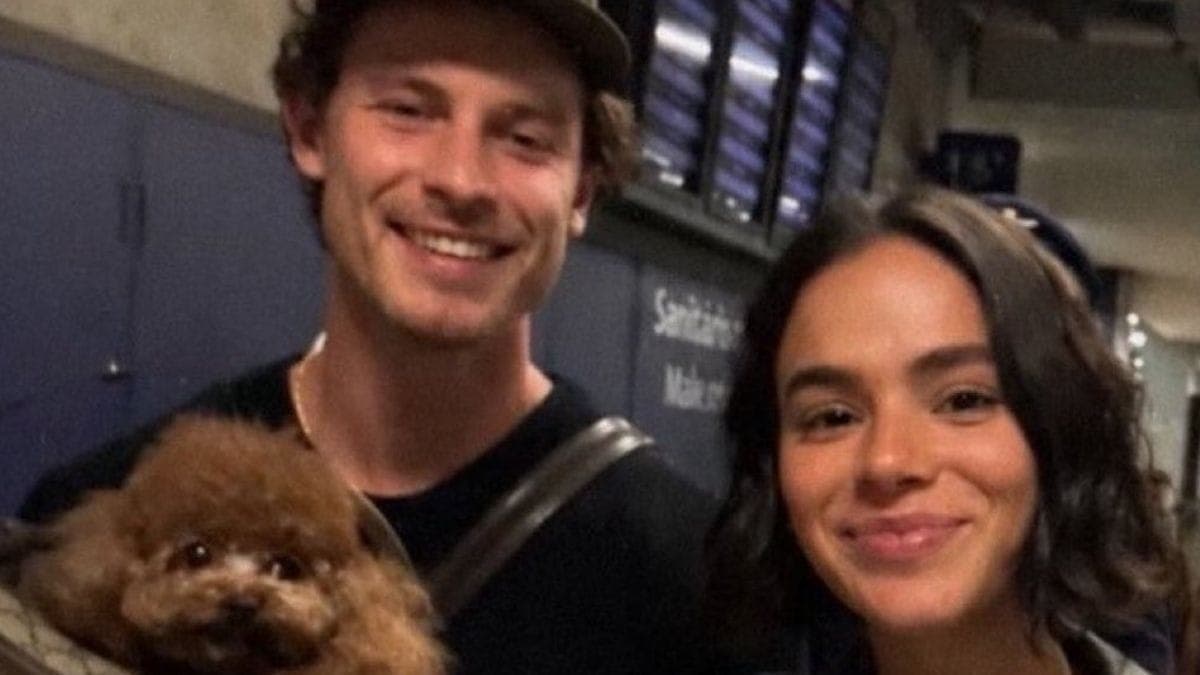 Bruna Marquezine e Shawn Mendes em aeroporto de São Paulo