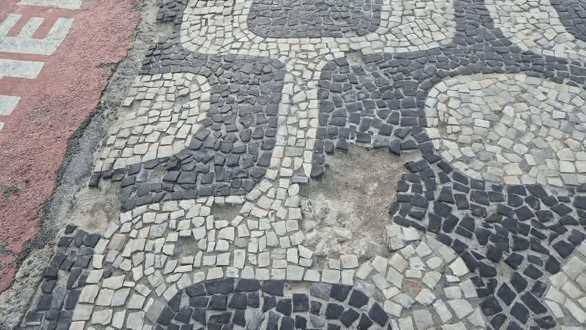 Buracos no calçadão de Ipanema