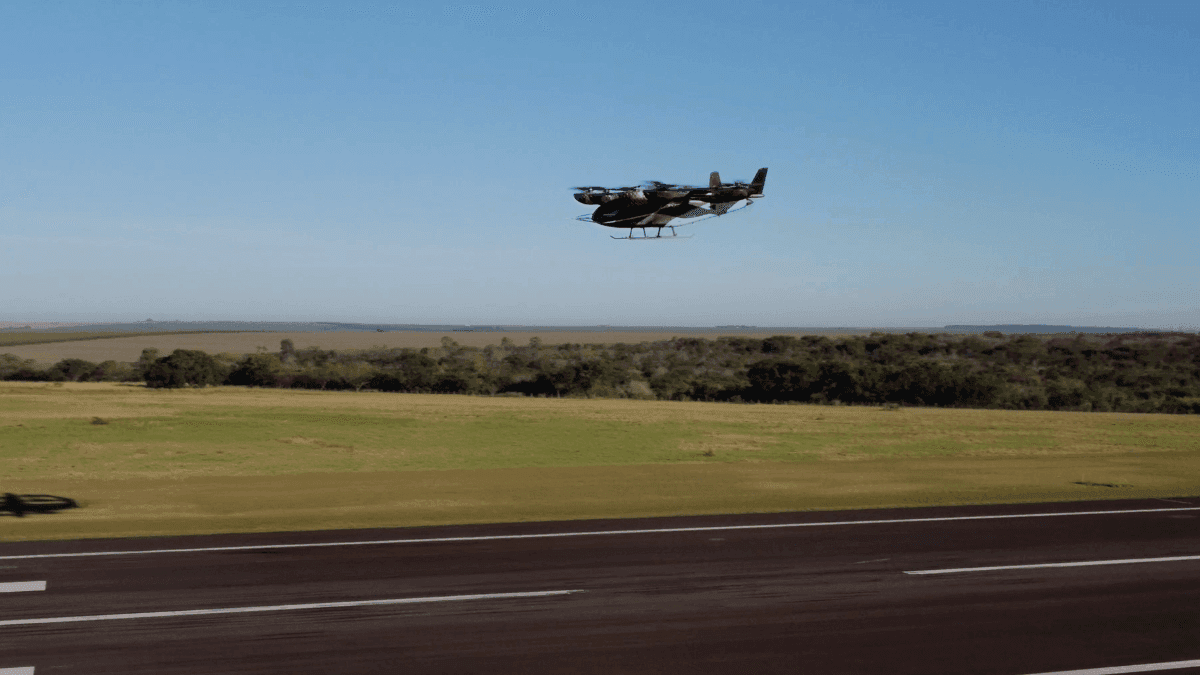 "Carro voador" da Embraer conclui primeiro voo da fase de transição