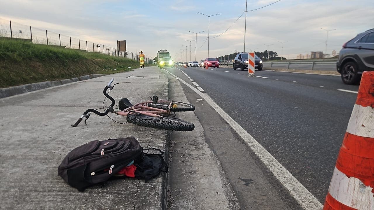 Colisão com carreta deixa ciclista ferido em SJCampos