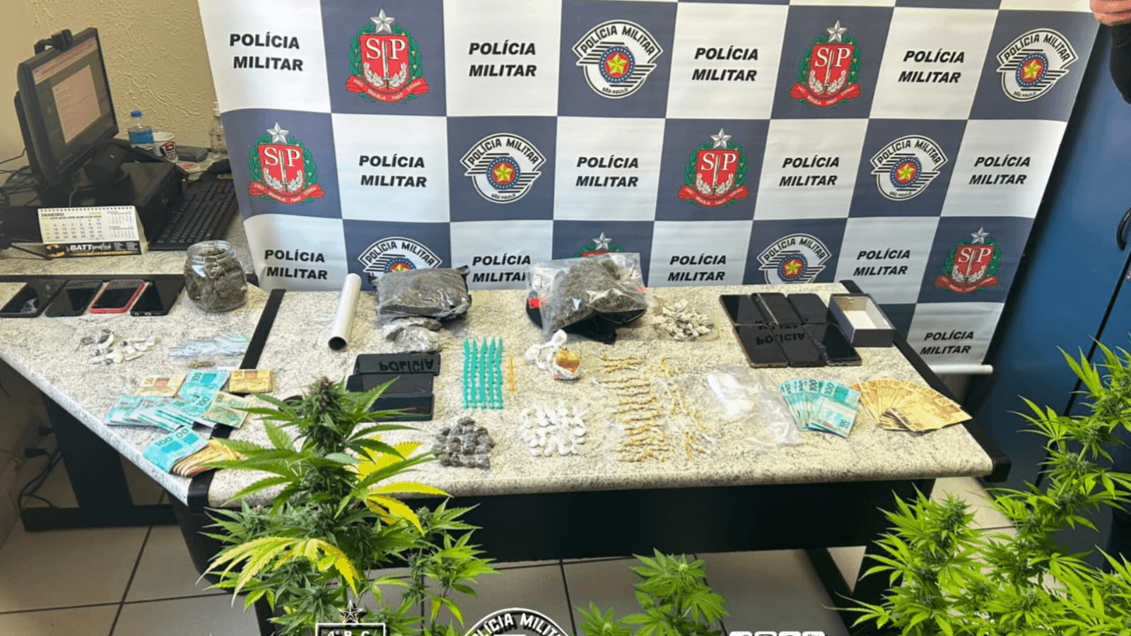 Foram apreendidos dinheiro e várias porções de drogas