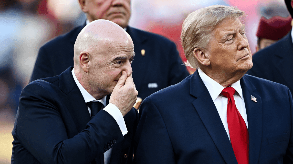 Gianni Infantino conversa com Donald Trump durante cerimônia na final da Copa do Mundo
