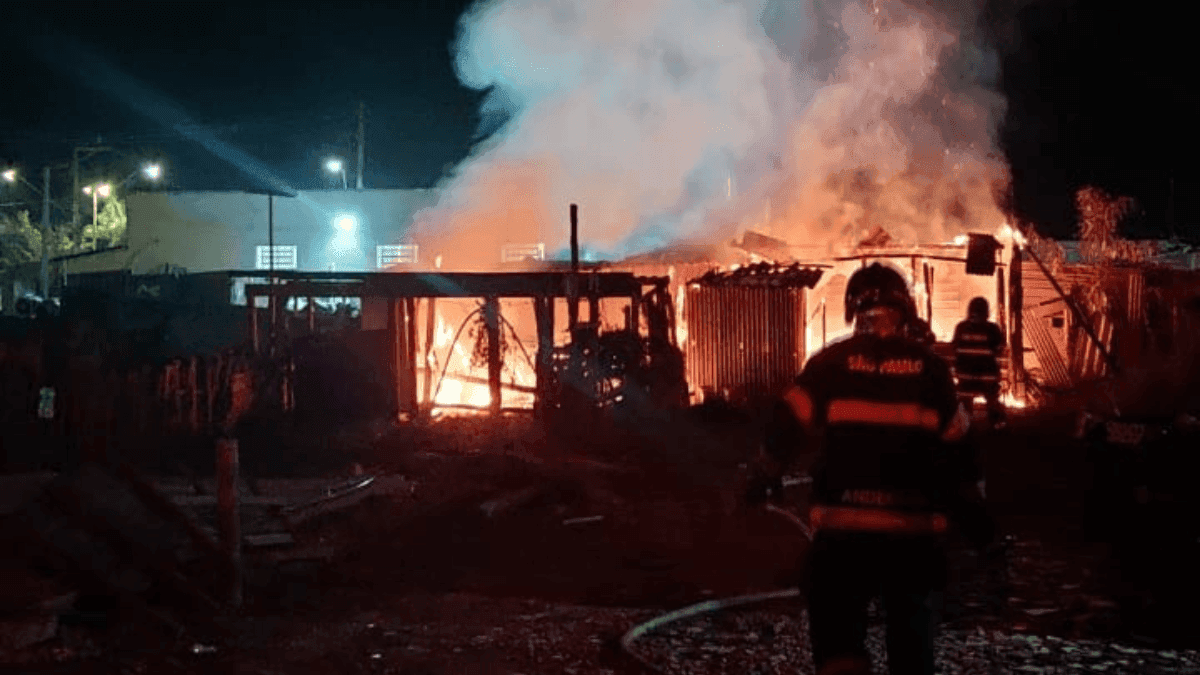 Incêndio destrói duas casas de madeira em Caraguatatuba; não houve vítimas