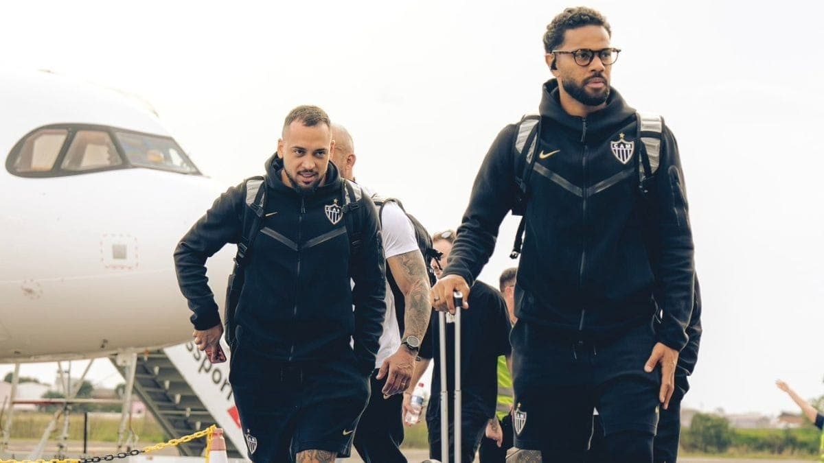 Jogadores do Atlético-MG desembarcando no RS