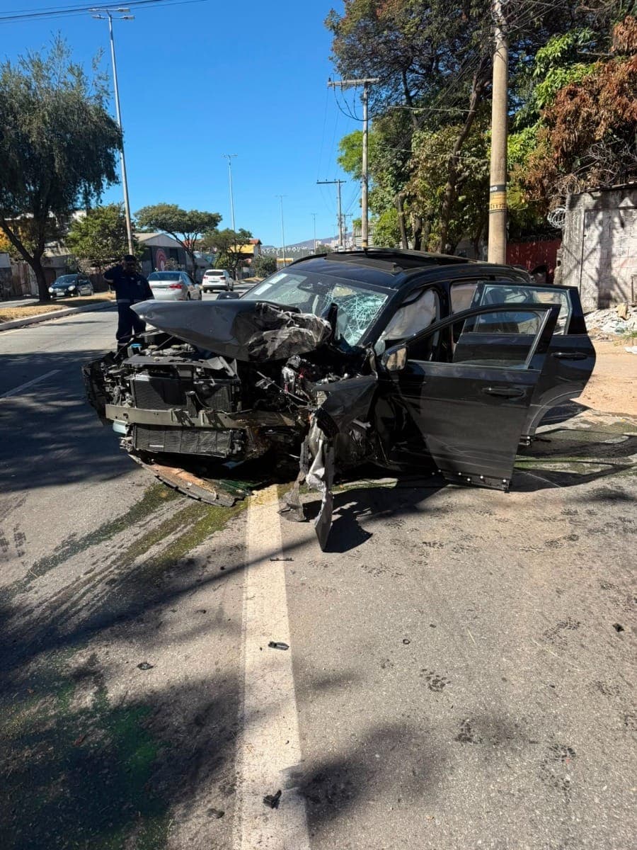 Jovem é preso após bater em poste