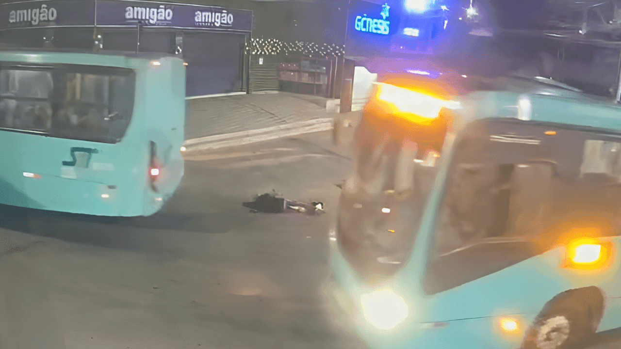 Motorista de ônibus atropela idoso e não presta socorro