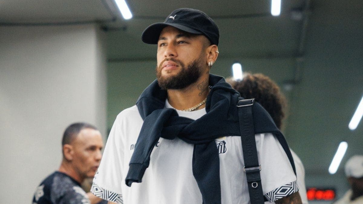 Neymar chega ao vestiário do Santos antes de enfrentar o Remo