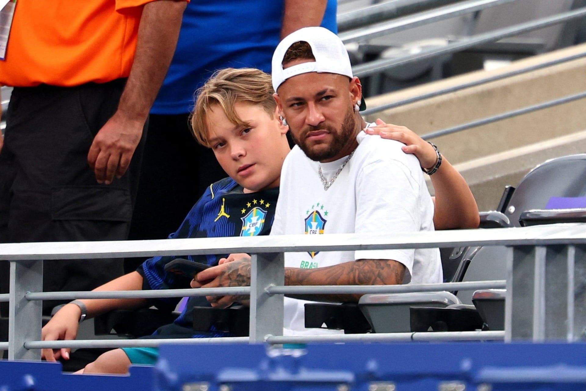 Neymar com seu filho, Davi Lucca, após a eliminação contra a Noruega na Copa do Mundo