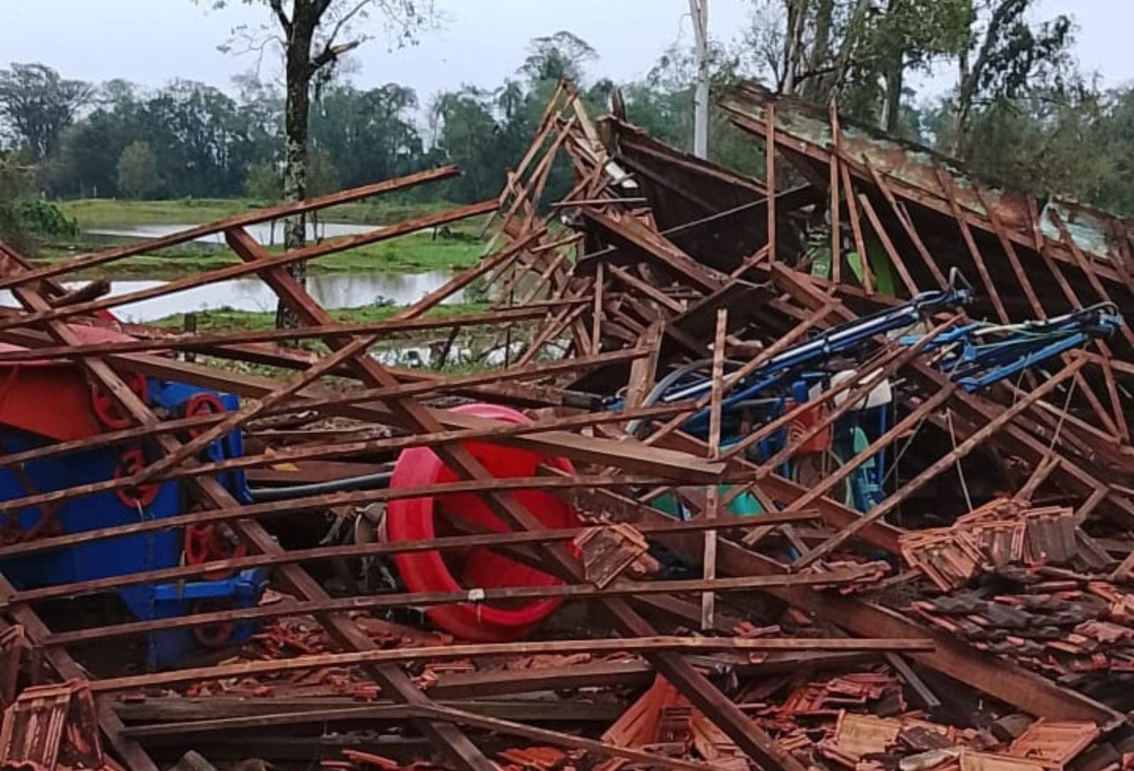 Temporal destroi instalações de fazenda leiteira no RS