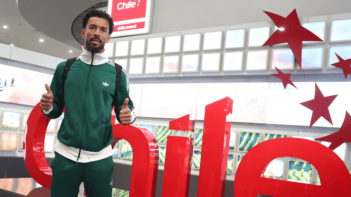 Vozinha chega ao Chile para defender Colo-Colo