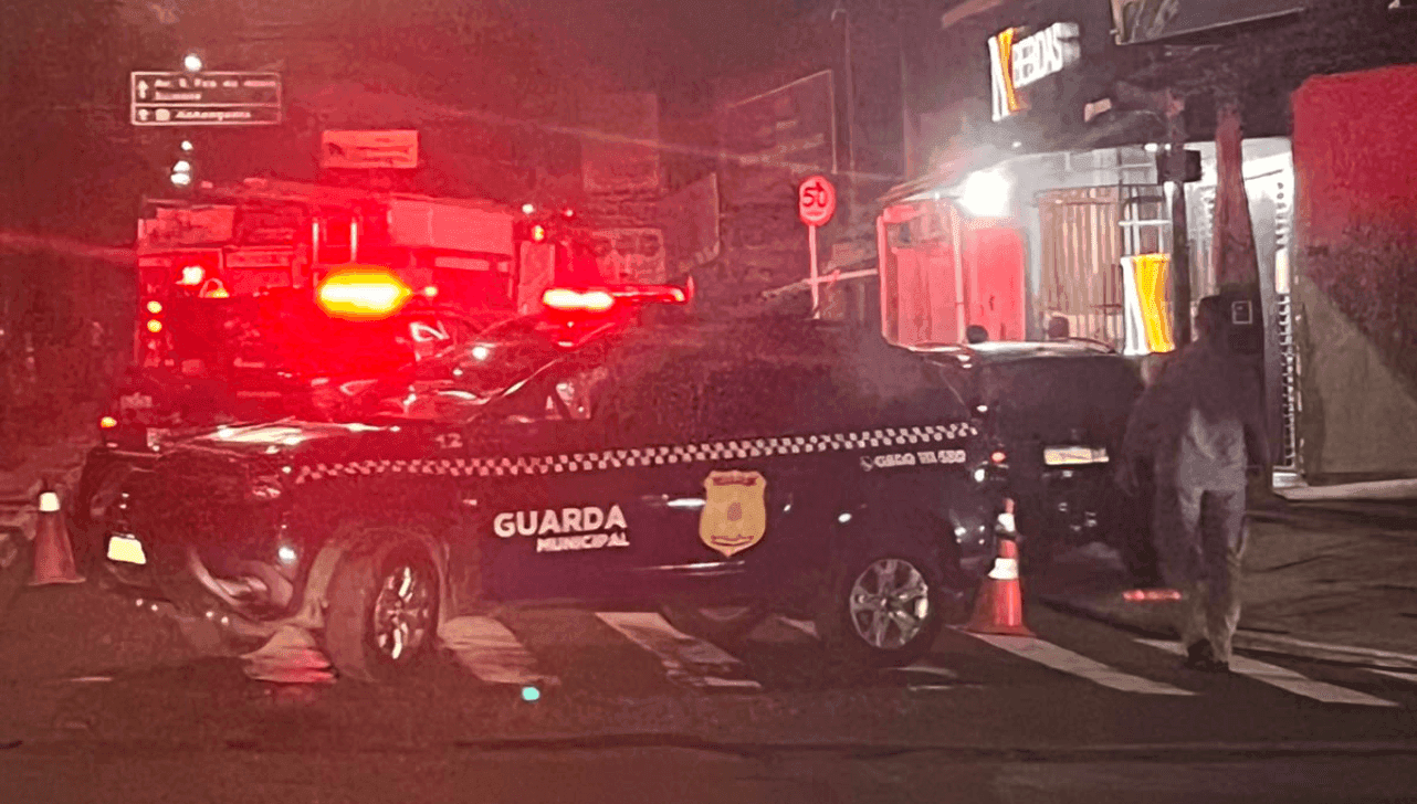Incêndio destrói cinco veículos em oficina mecânica de Hortolândia