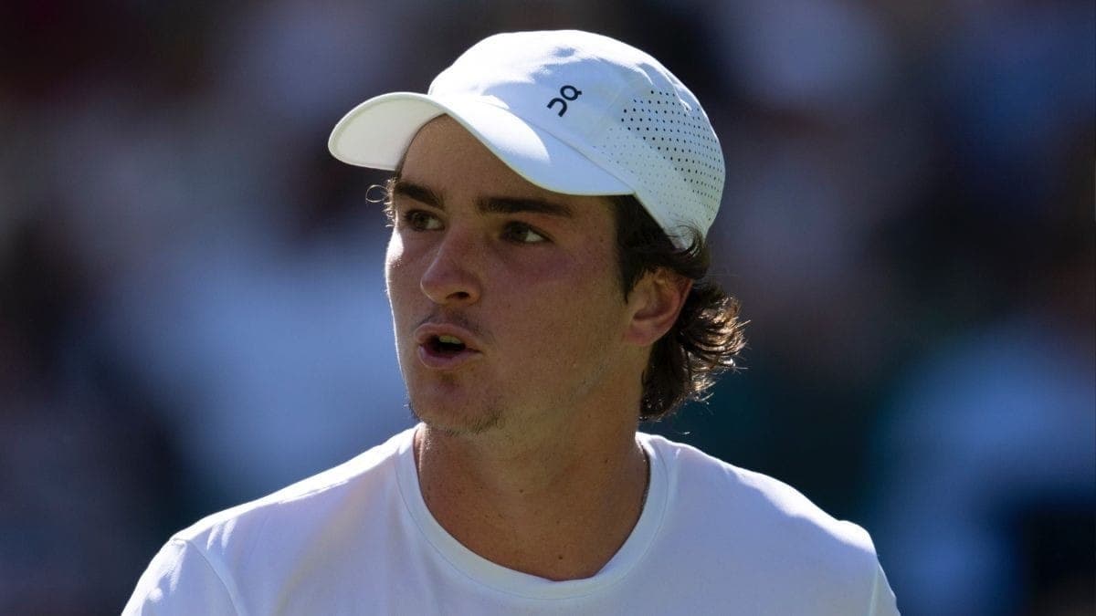 João Fonseca em ação no grand slam de Wimbledon