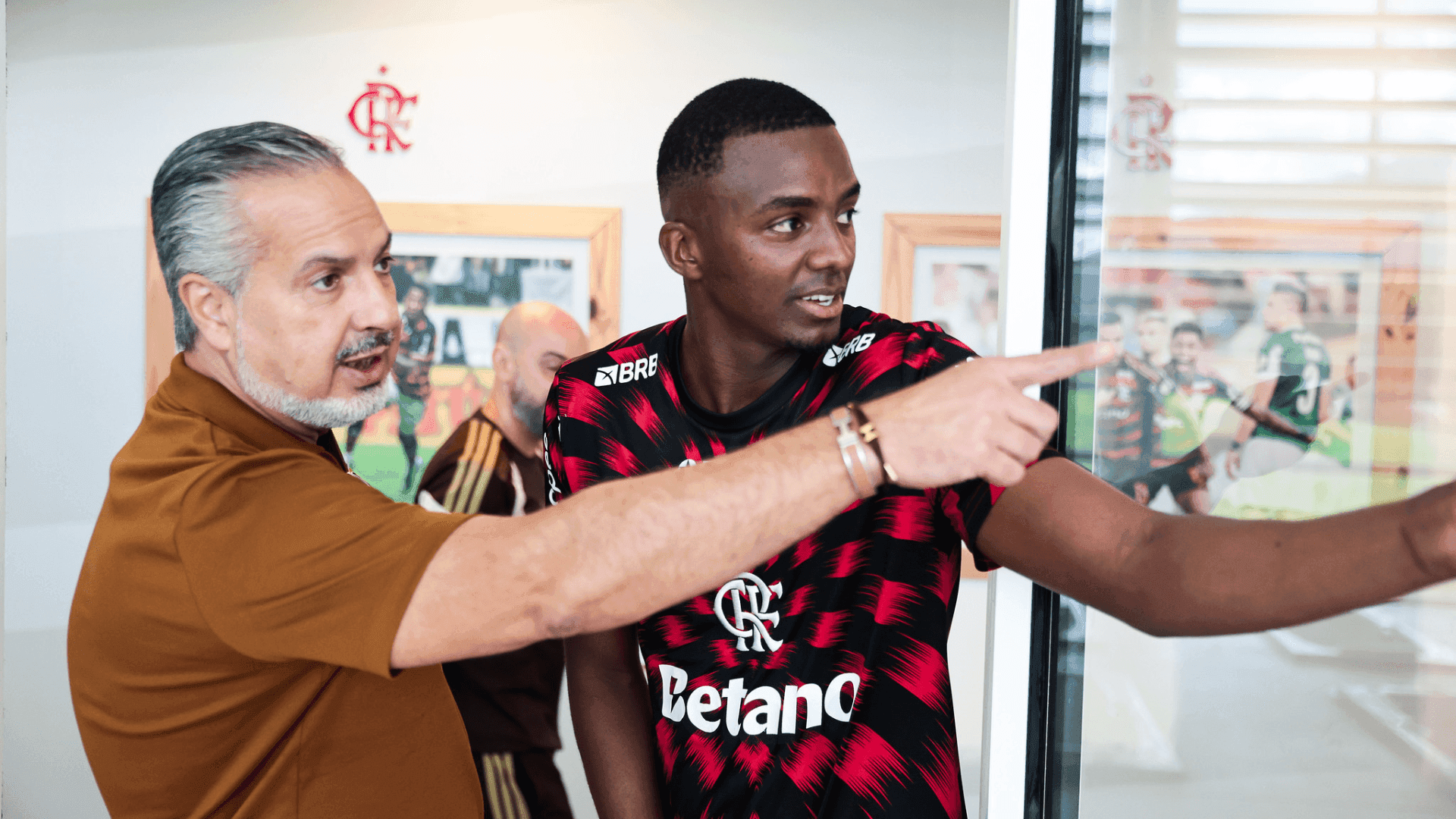 José Boto (à esquerda), diretor de futebol do Flamengo