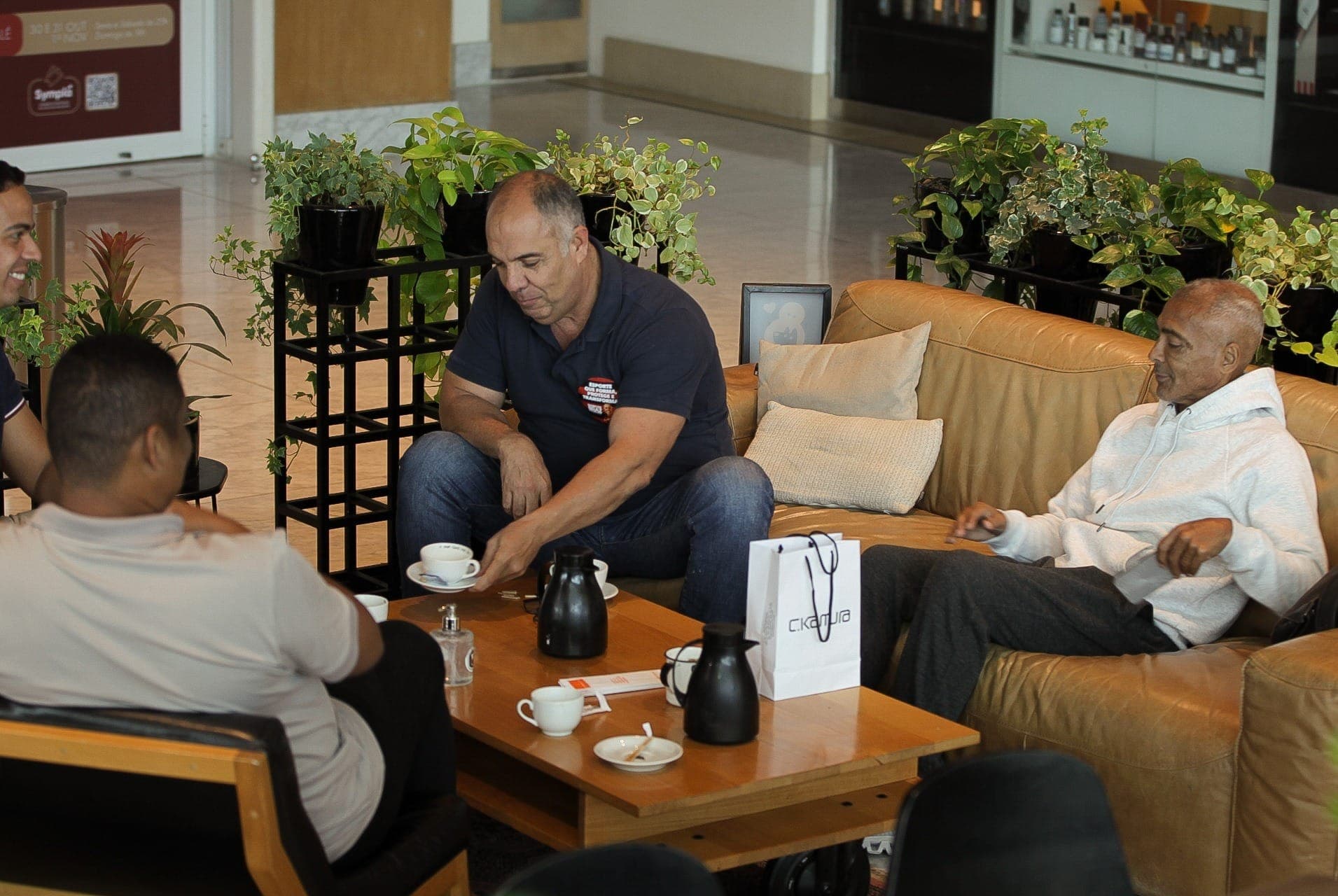 Marcos Braz e Romário se reuniram em shopping