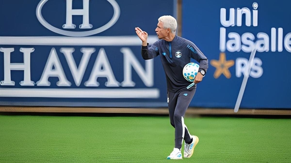 Técnico Luís Castro durante treino do Grêmio