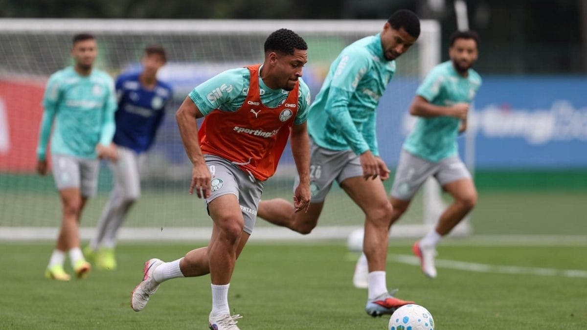 Vitor Roque e Murilo em treino do Palmeiras