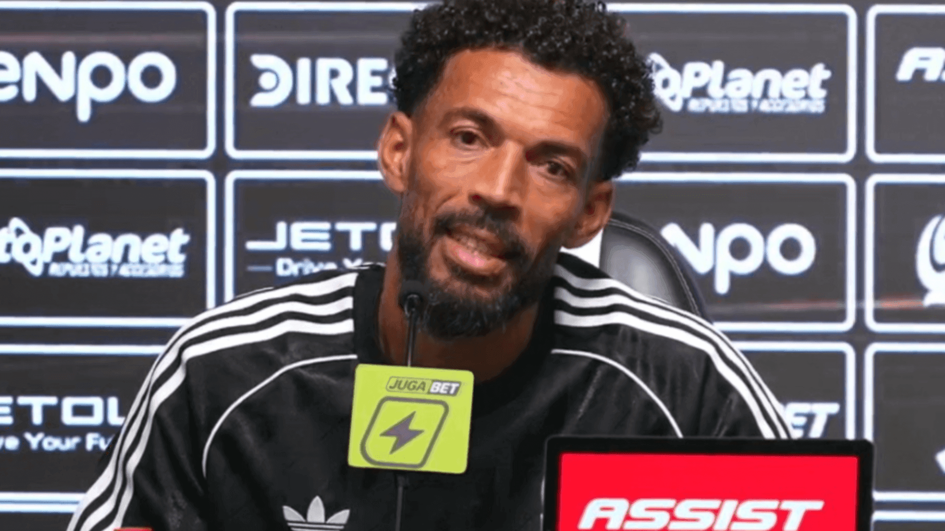 Vozinha durante apresentação oficial no Colo-Colo