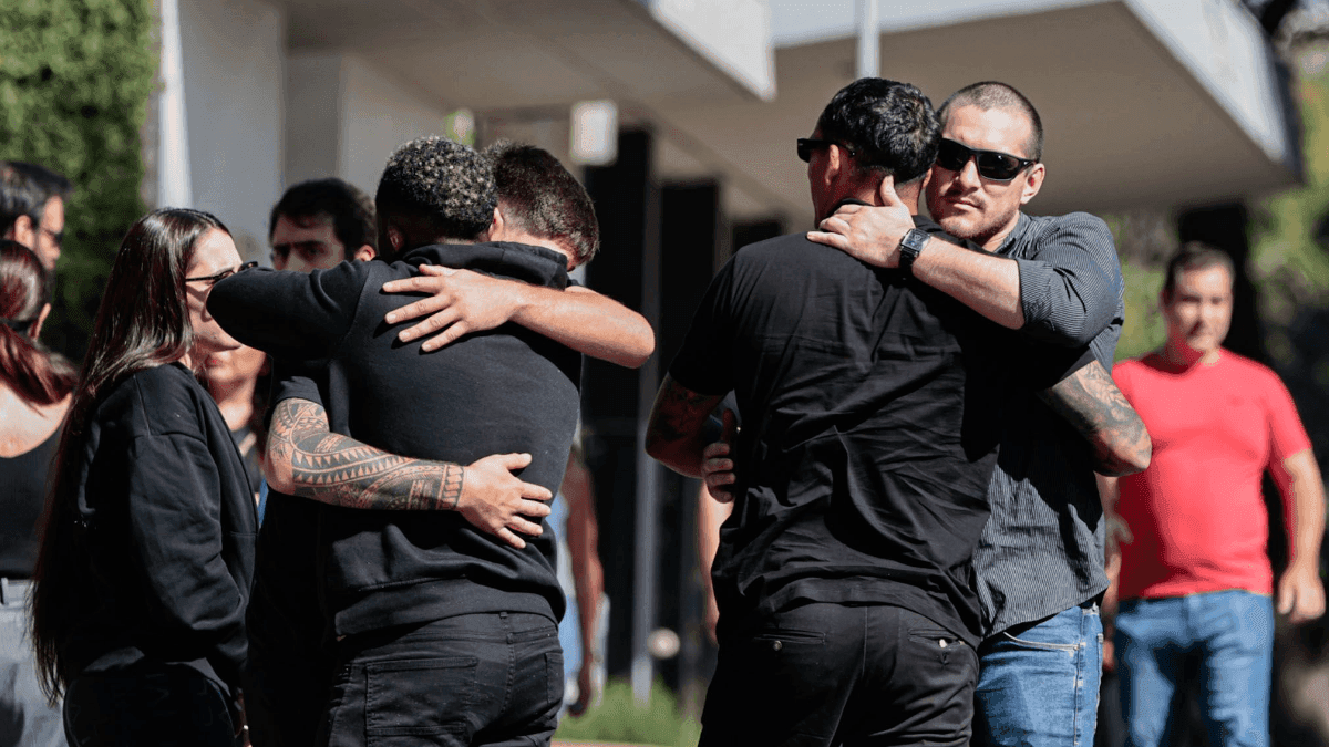 Amigos e familiares prestam homenagem a Allan Nascimento (Puro Osso) em velório
