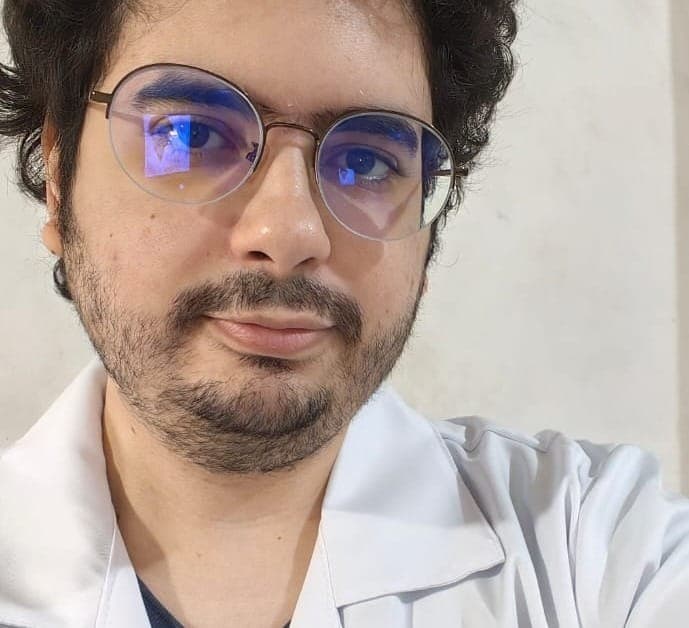 De jaleco, Gabriel vive o sonho de cursar medicina