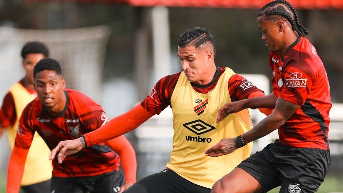 Jogadores do Athletico-PR durante treino