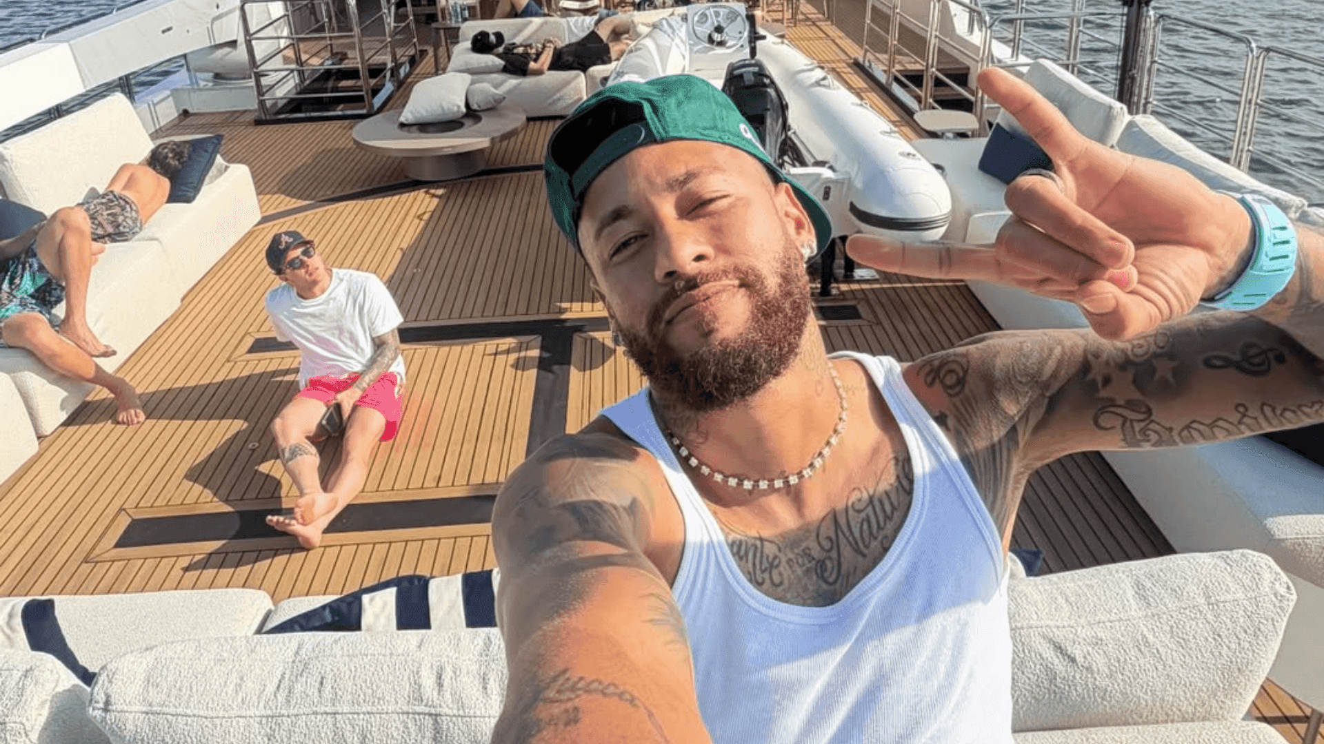 Neymar aproveita dia de folga com a família