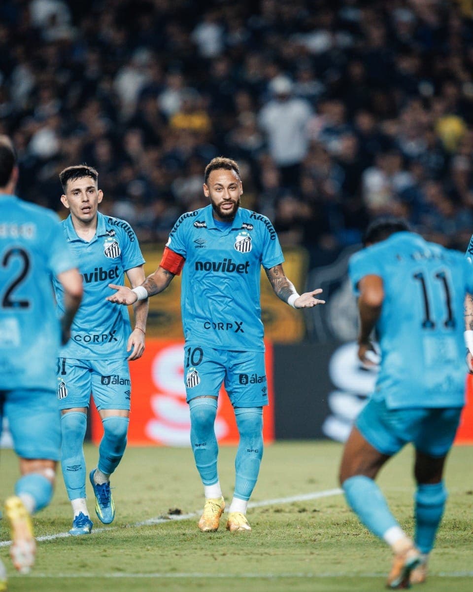 Neymar comemorando gol do Santos contra o Remo