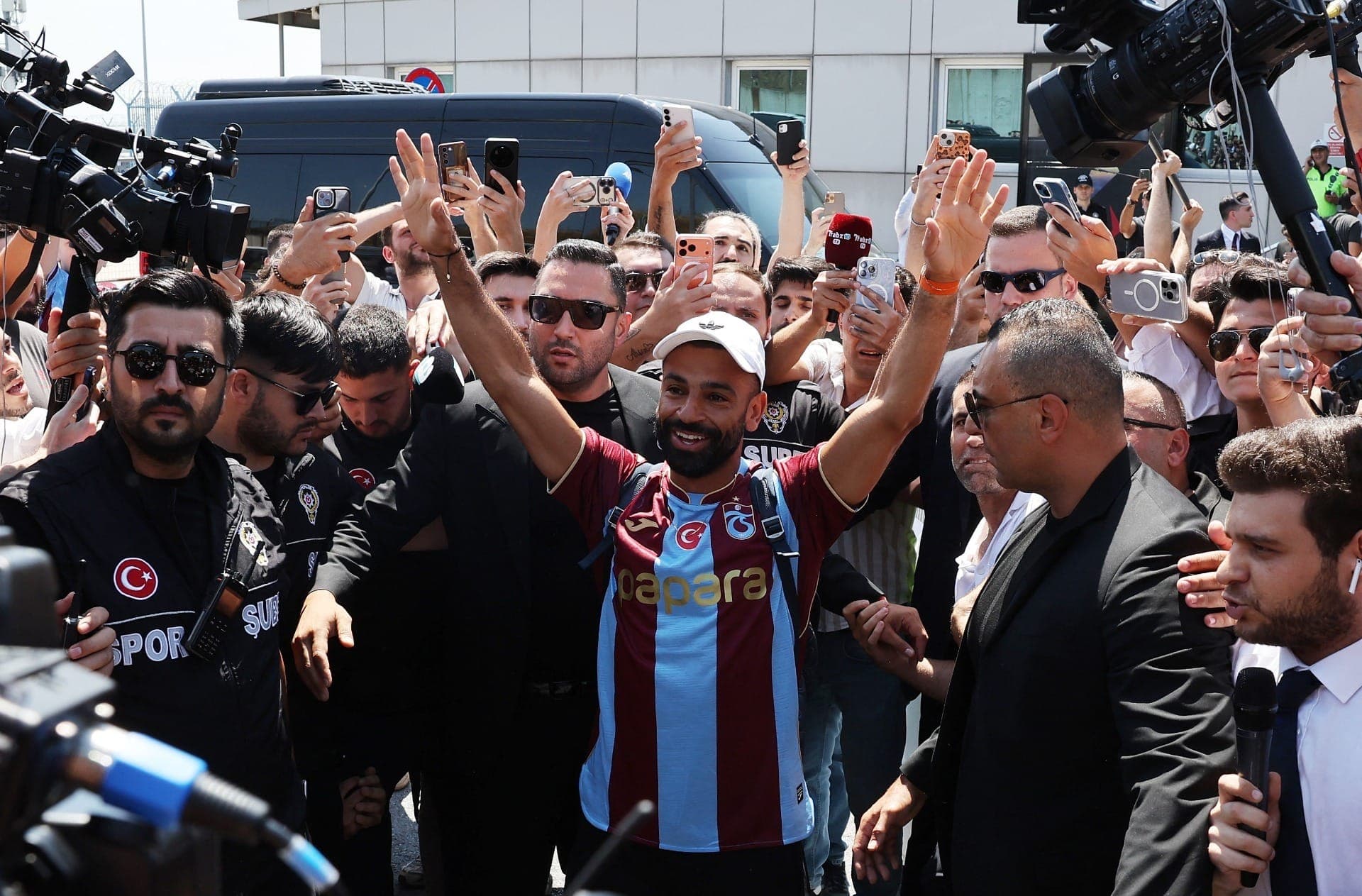 Salah é recebido por torcedores do Trabzonspor