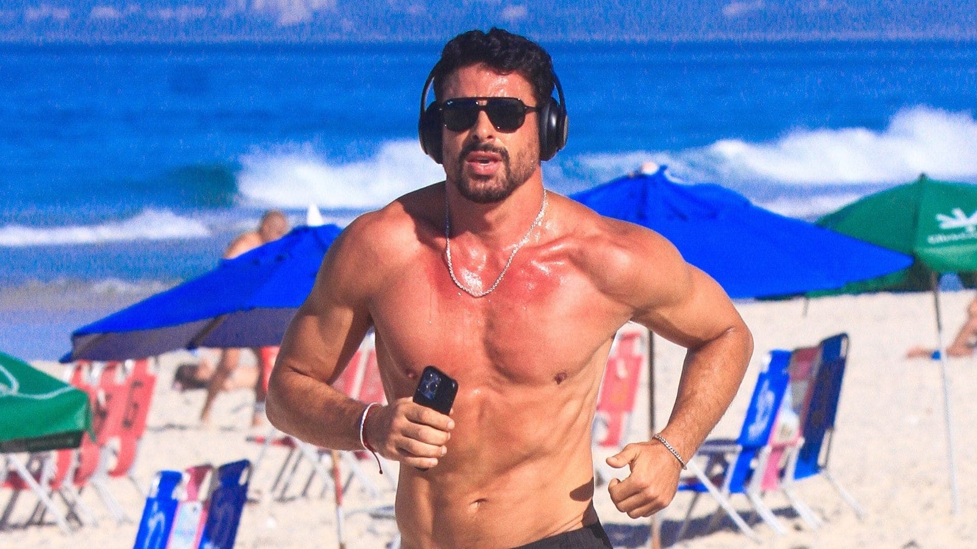 Sem medo de assalto, Cauã Reymond correu com o celular na mão