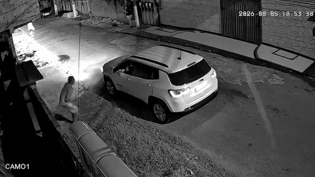 Homem de 55 anos foi baleado em frente ao portão de casa em Magé