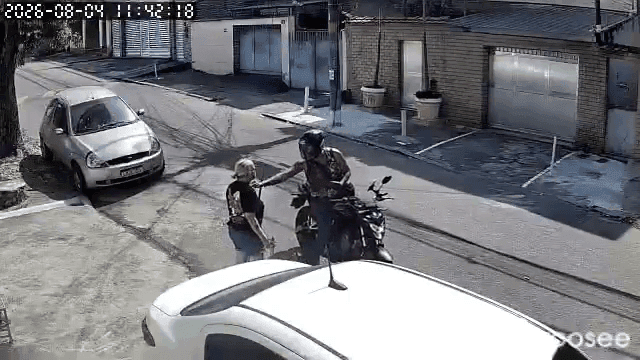 Mulher foi assaltada enquanto varria a calçada