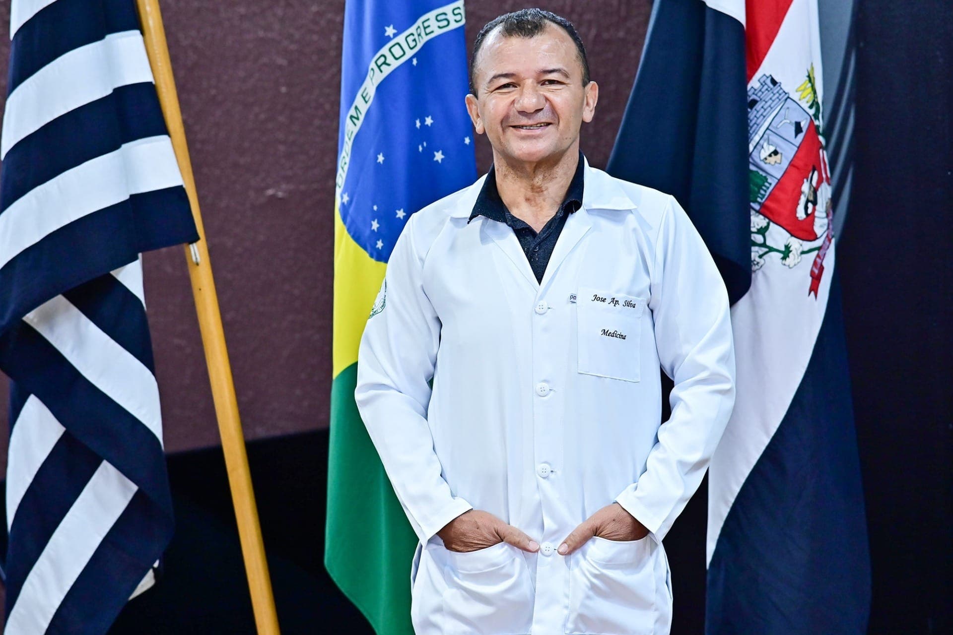 José Aparecido da Silva em foto oficial da cerimônia de acolhimento, no Teatro César Cava, em Presidente Prudente