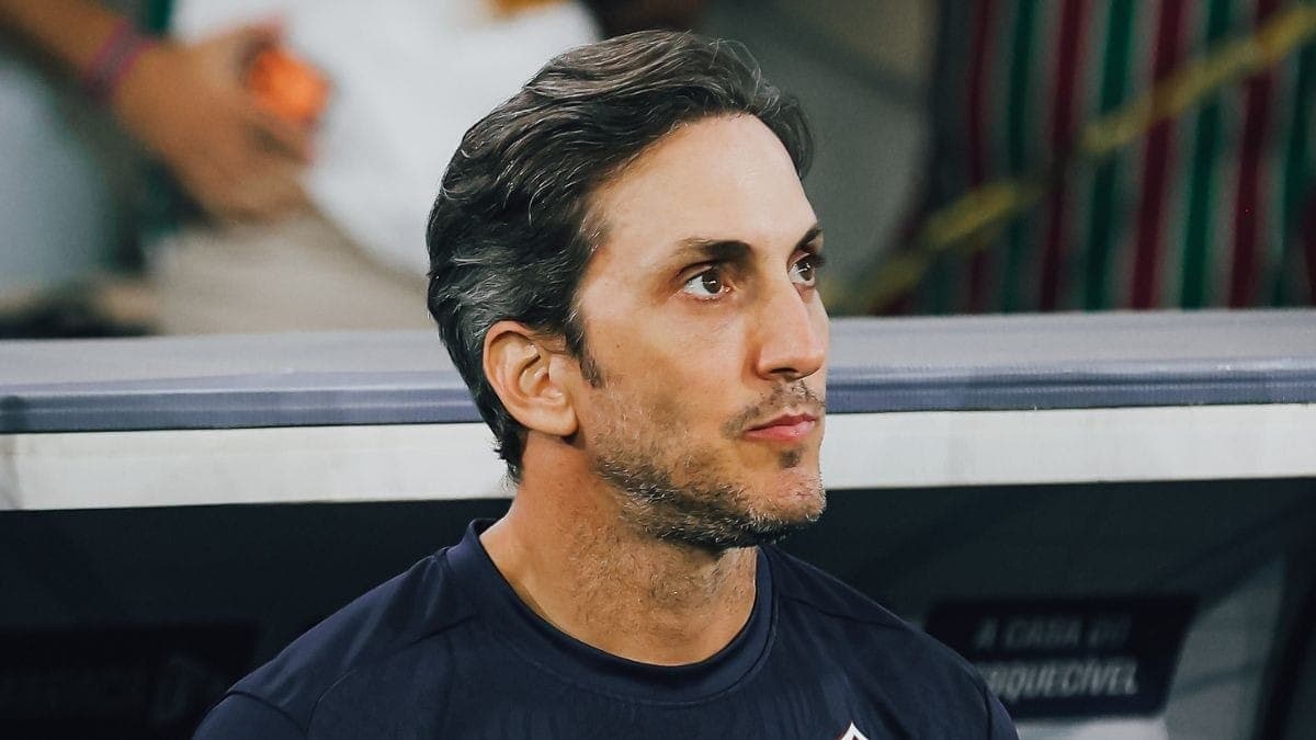 Luis Zubeldía, técnico do Fluminense, em ação contra o Vasco