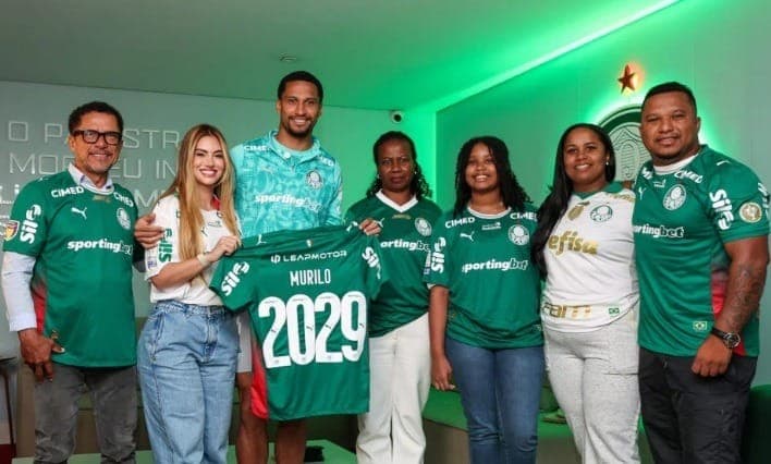 Murilo com os familiares na Academia de Futebol