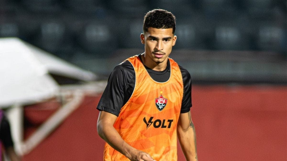 Renê no aquecimento antes de partida do Vitória