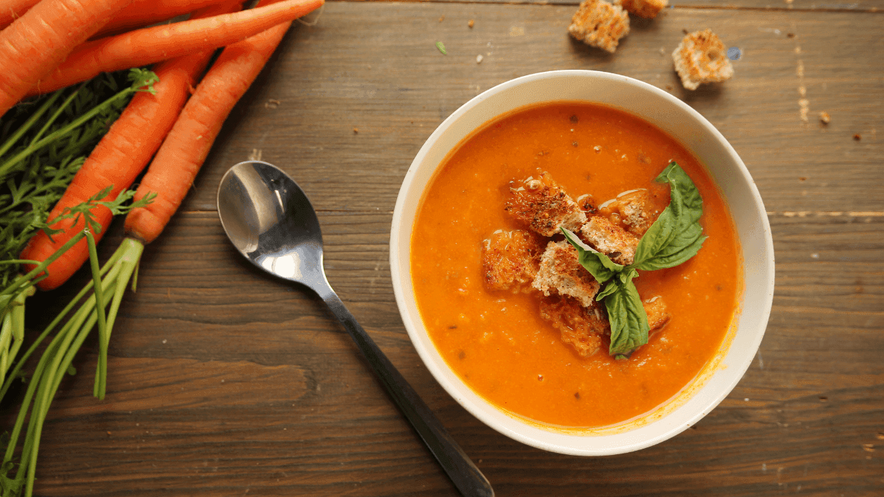 Sopa gelada de cenoura com curry