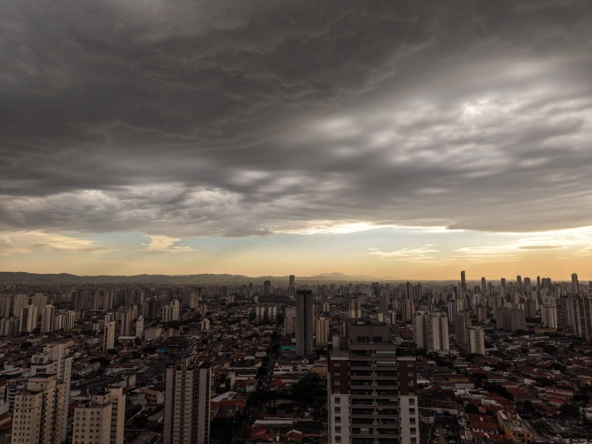 éu nublado com nuvens carregadas sobre o bairro da Mooca, na zona leste de São Paulo