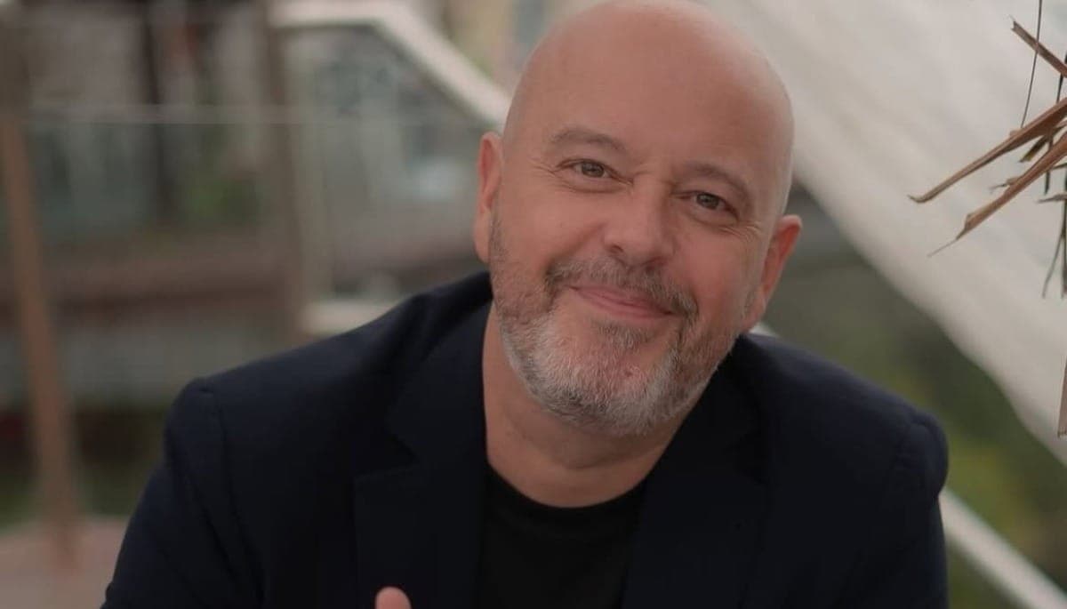 O apresentador Alex Escobar revelou o diagnóstico de miastenia gravis
