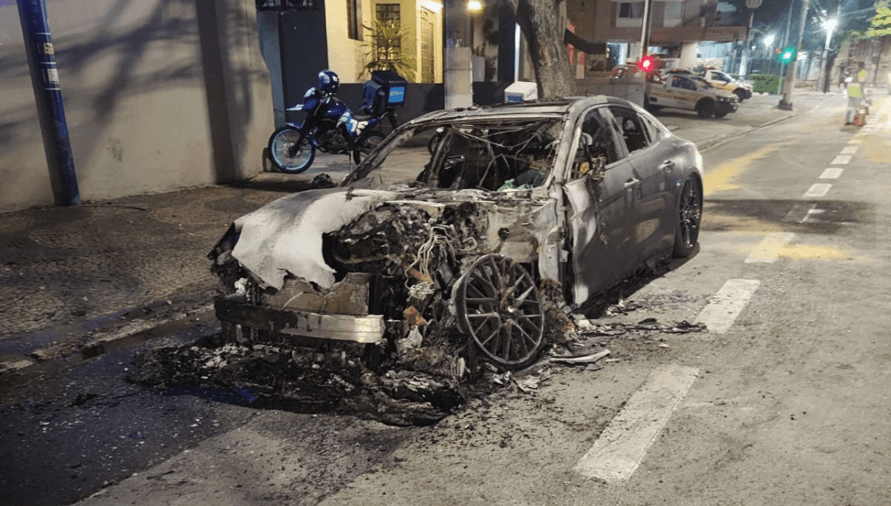 Porsche ficou completamente destruído
