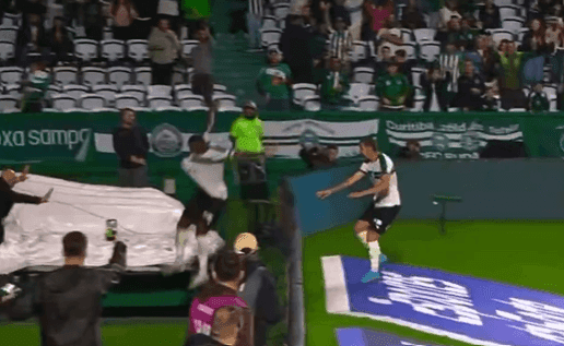 Jacy se machuca em comemoração