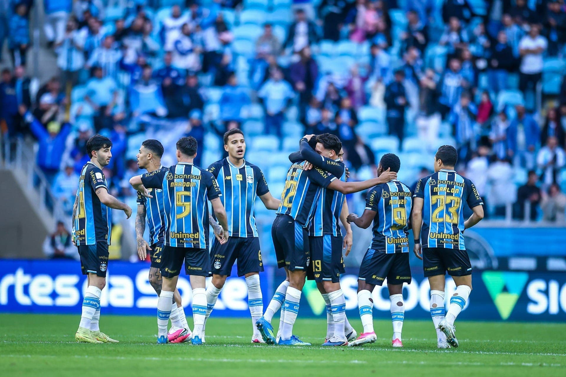 Jogadores comemoram gol do Grêmio contra o São Paulo