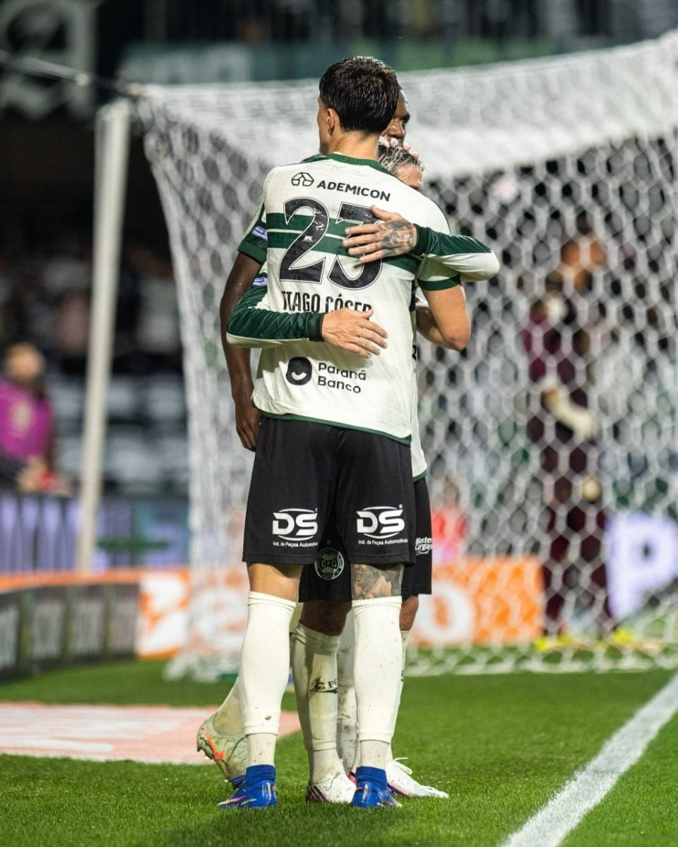 Tiago Cóser comemora gol do Coritiba