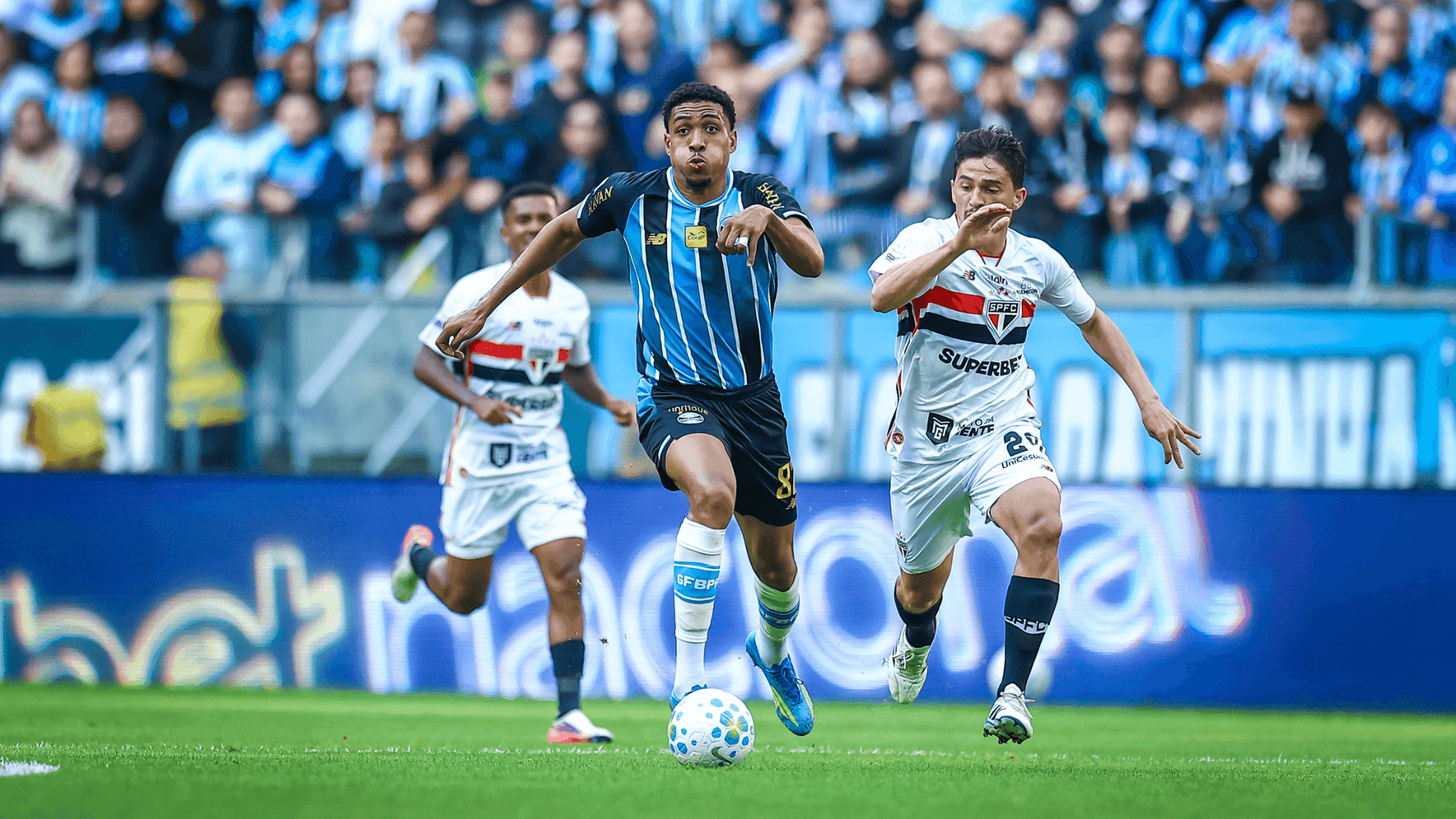 Wallace e Pablo Maia disputando a bola durante a partida