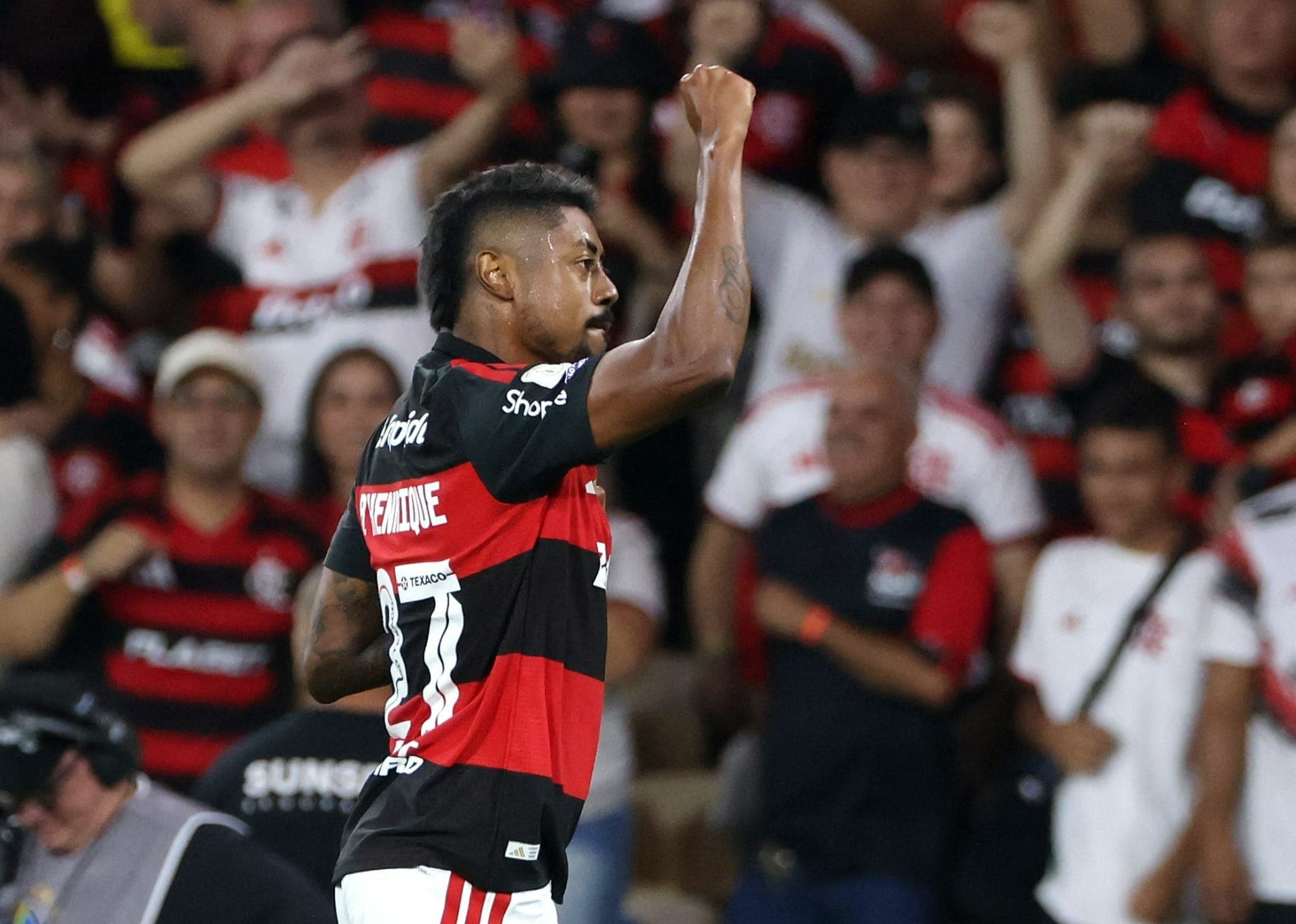 Bruno Henrique comemora gol pelo Flamengo