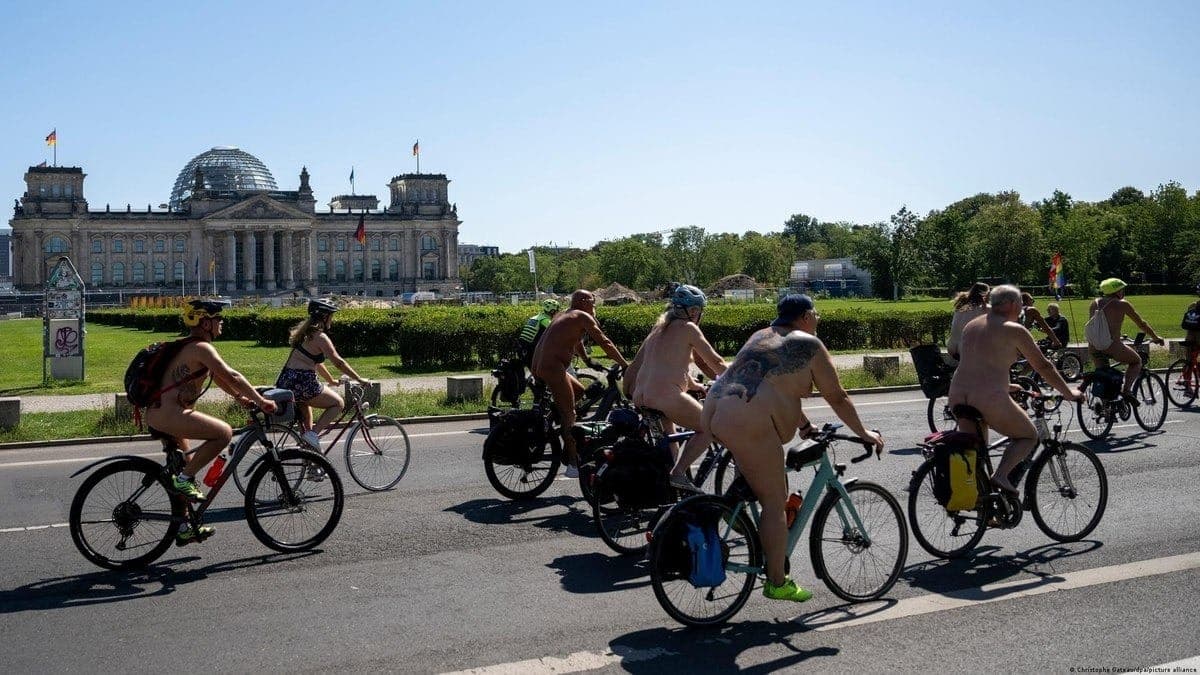 Ciclistas pelados protestam em Berlim