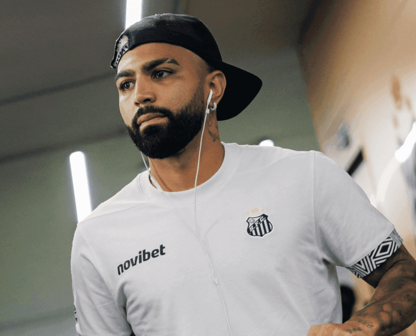 Gabigol na chegada à Vila Belmiro