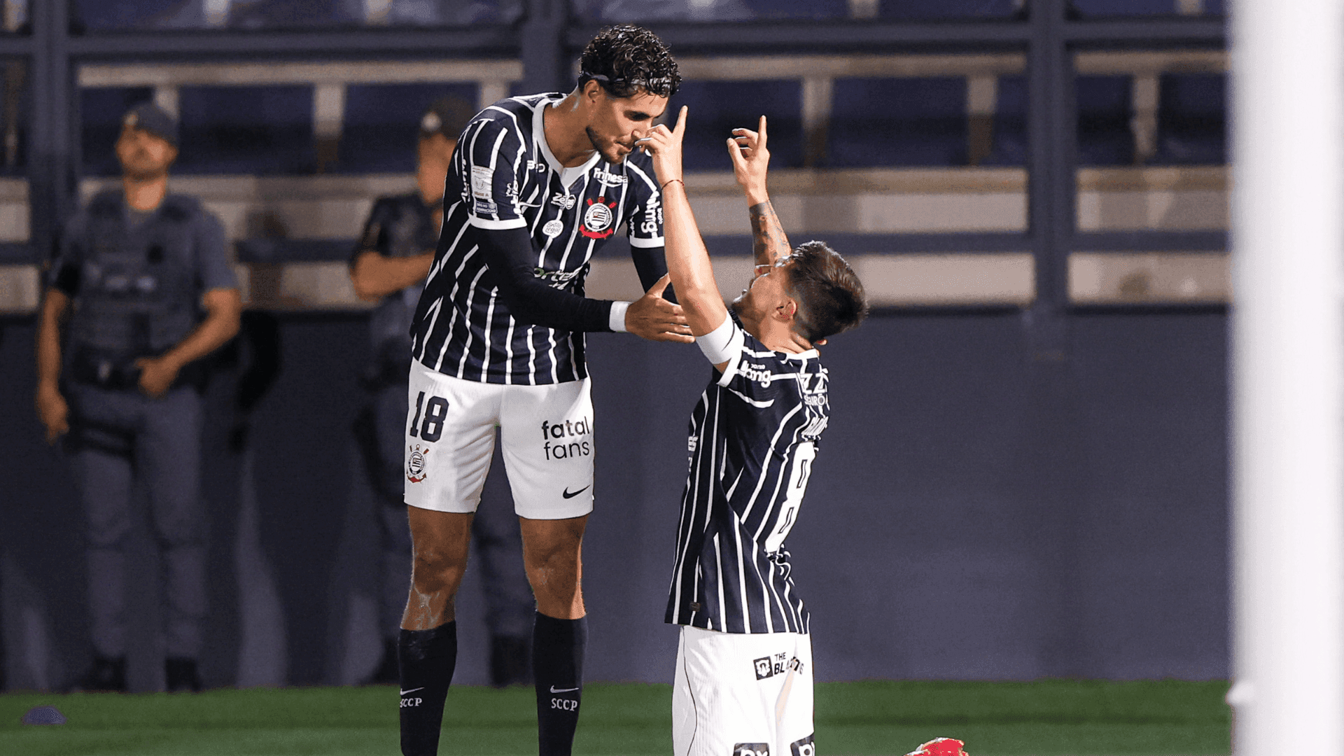 Rodrigo Garro e Pedro Raul marcaram o gol da vitória do Corinthians