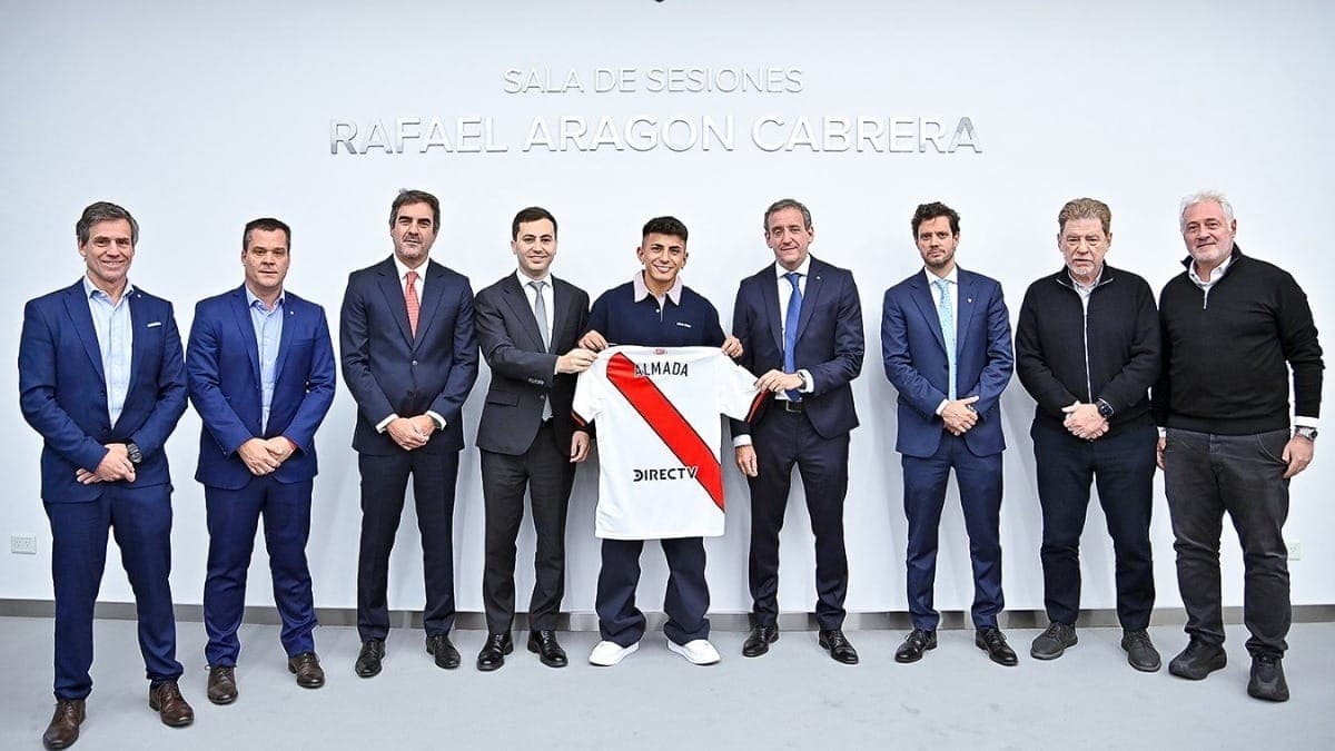 Almada assinou contrato com o River Plate