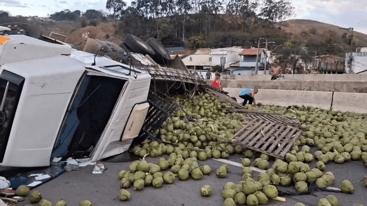 Caminhão de coco tomba na Dutra e deixa uma vítima com ferimentos leves