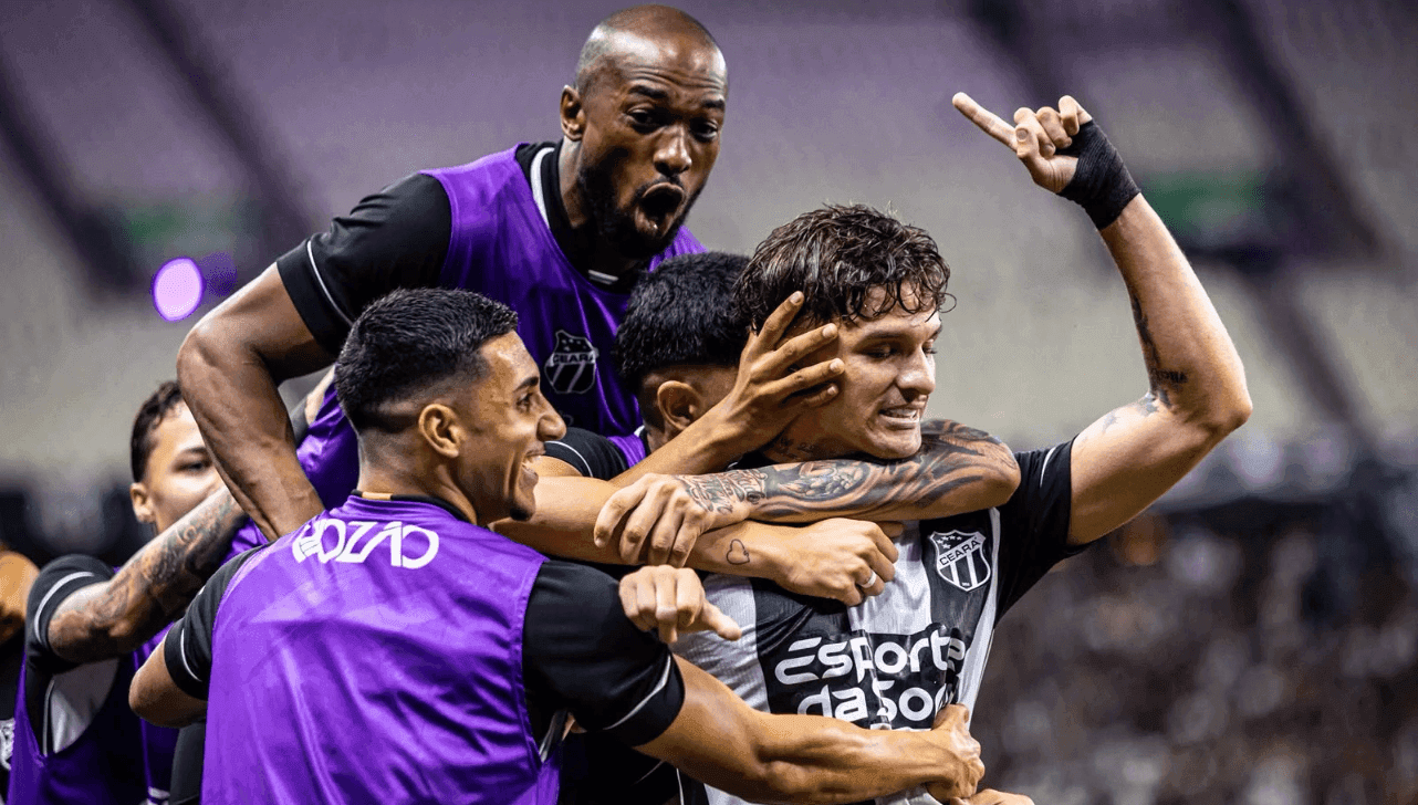 Comemoração de um dos gols do duelo