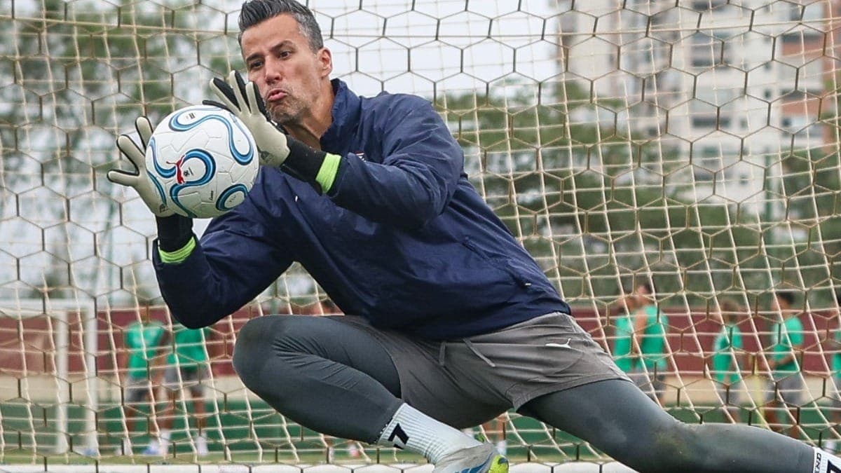 Goleiro Fábio durante treino do Fluminense